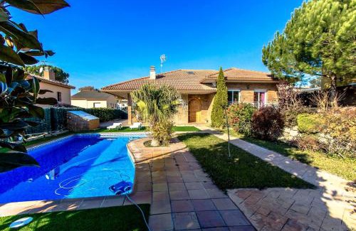 Sils Villa | Catalunya Casas Unique Costa Brava Abode with train access to BCN