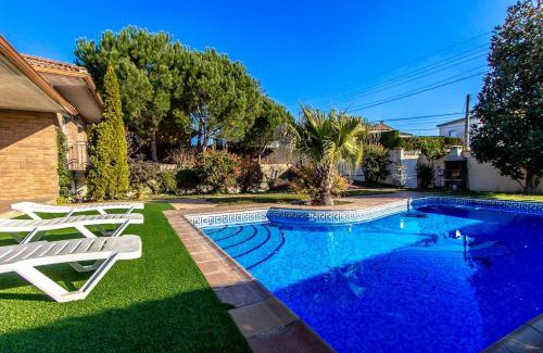 Sils Villa | Catalunya Casas Unique Costa Brava Abode with train access to BCN