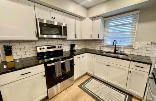 Joslyn Castle Apartment | Cathedral 7-New & Modern near UNMC