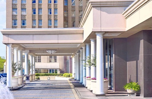 Central West End Hotel | Cathedral Basilica of Saint Louis Tour! Pets Allowed! W/Parking, Pool & Cinema!