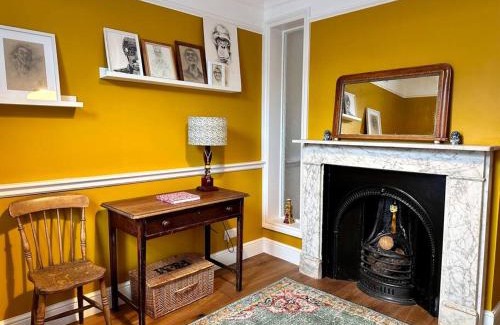 Salisbury House | Cathedral Views Period Townhouse w/Free Parking