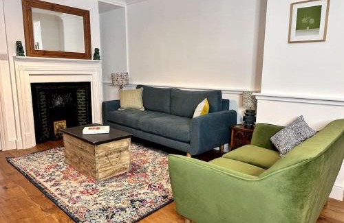 Salisbury House | Cathedral Views Period Townhouse w/Free Parking