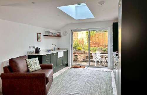 Salisbury House | Cathedral Views Period Townhouse w/Free Parking