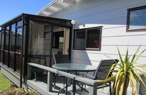 Whangamata Cottage | Caths cottage on Mayfair