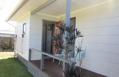 Whangamata Cottage | Caths cottage on Mayfair