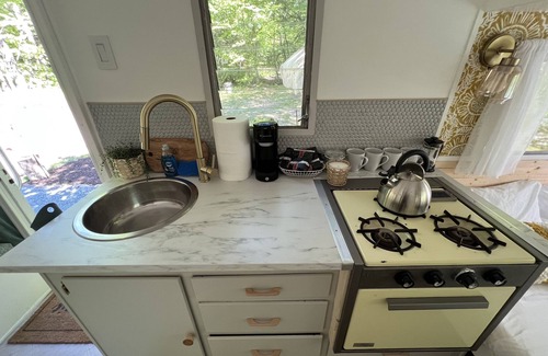 Parksville House | Catskills Beautiful 1964 Vintage Camper "Fannie"