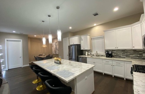 Riverside Terrace House | Caught a Vibe In Houston -Hot Tub (5 min from Downtown)
