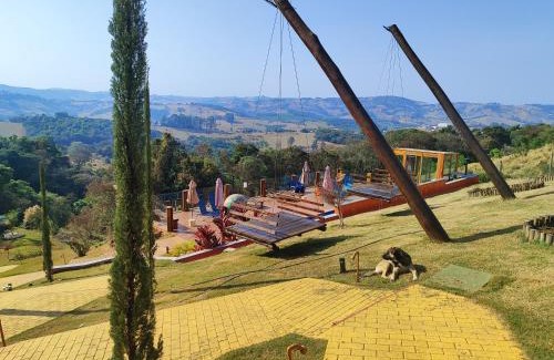 Bueno Brandao House | Caverna dos Dinossauros, Vila Mágica
