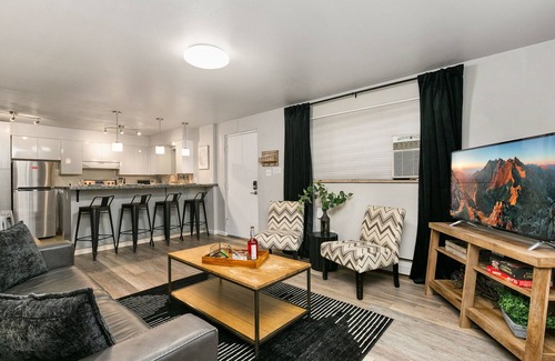 Old Town Condo | Caviar Suite, Moody Retreat by Old Town Square