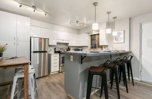 Old Town Condo | Caviar Suite, Moody Retreat by Old Town Square