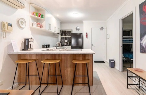 Adelaide Central Business District Apartment | CBD 2bedrms 2 onsuite bathrms, free parking and WiFi, sleeps 8n