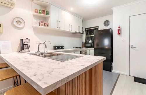Adelaide Central Business District Apartment | CBD 2bedrms 2 onsuite bathrms, free parking and WiFi, sleeps 8n