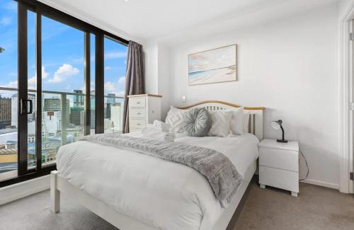 Auckland Central Business District Apartment | CBD 2BR Retreat w Pool & Gym by Zodiak Stays