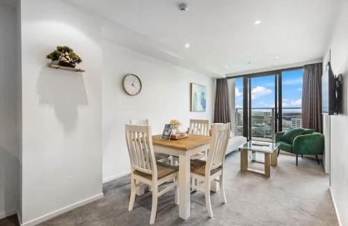 Auckland Central Business District Apartment | CBD 2BR Retreat w Pool & Gym by Zodiak Stays