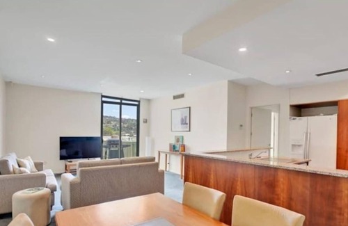 Launceston CBD Apartment | CBD locale with onsite restaurant, free gym, parking and wi-fi