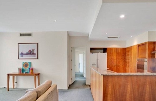 Launceston CBD Apartment | CBD locale with onsite restaurant, free gym, parking and wi-fi