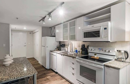 Downtown Cincinnati Apartment | CBD OTR Pool, Gym, Free Parking, 5 Mins to Stadiums