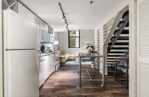 Downtown Cincinnati Apartment | CBD OTR Pool, Gym, Free Parking, 5 Mins to Stadiums