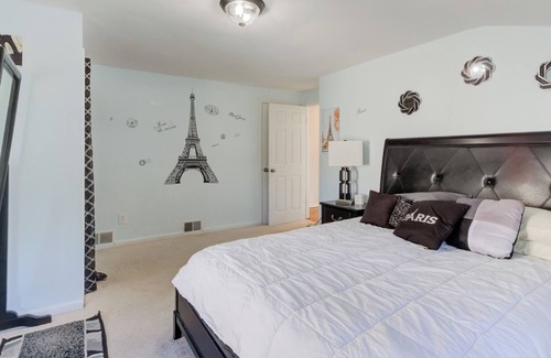 Center Line House | Cc3 presents Suburban Nites We welcome U2 enjoy our quad level home.420friendly