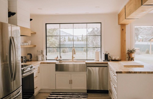 Picton House | CC’s Cottage: Indoor Pool and Close to Sandbanks