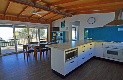 Lake Wangary House | CDC-625 Beach House incl. rear 2BR studio - waterfront property