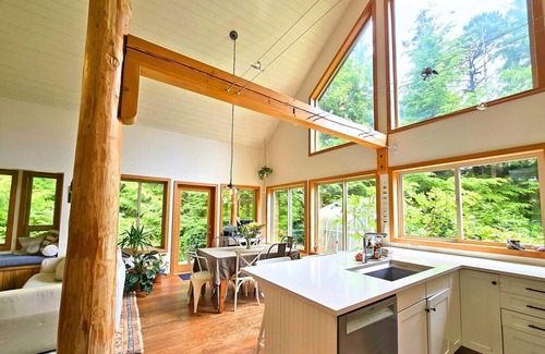 Tofino House | Cedar and Salt - Hot tub | Sauna |Wood Stove | EV Charger