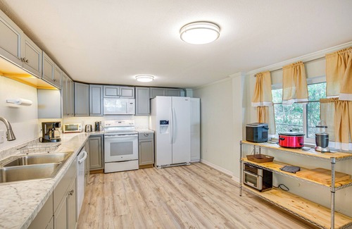 Gun Barrel City House | Cedar Creek Reservoir Retreat w/Fire Pit + Deck!