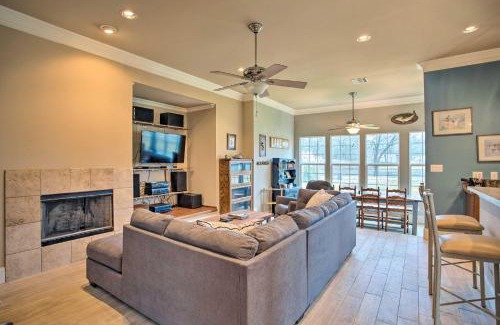 Cedar Creek Reservoir House | Cedar Creek Reservoir Home with Deck and Fire Pit!