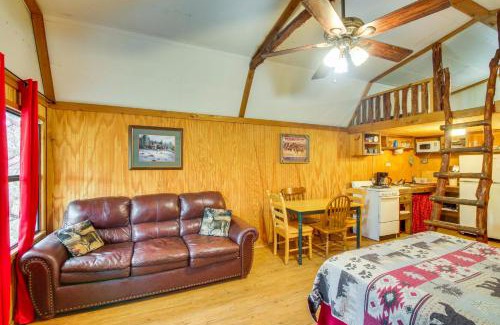 Davis Apartment | Cedar Falls Cabin 3 Next to Turner Falls Park