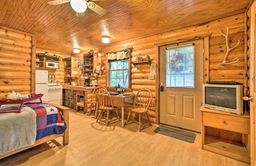 Davis House | Cedar Falls Cabin 4 Nestled by Honey Creek