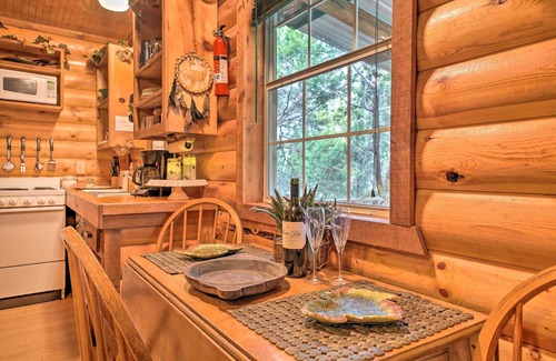 Davis Cabin | Cedar Falls Cabin: Nestled by Honey Creek