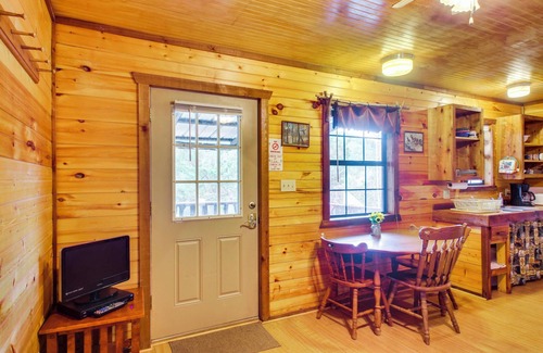 Davis Apartment | Cedar Falls Cabins #6: Hillside w/Views!