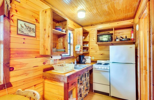 Davis Apartment | Cedar Falls Cabins #6: Hillside w/Views!