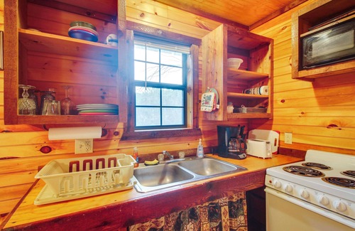 Davis Apartment | Cedar Falls Cabins #6: Hillside w/Views!