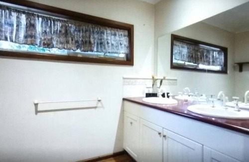 Burwood East House | Cedar Holiday House - WiFiParking24hrshopsSinglelevel