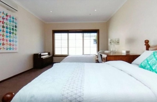 Burwood East House | Cedar Holiday House - WiFiParking24hrshopsSinglelevel