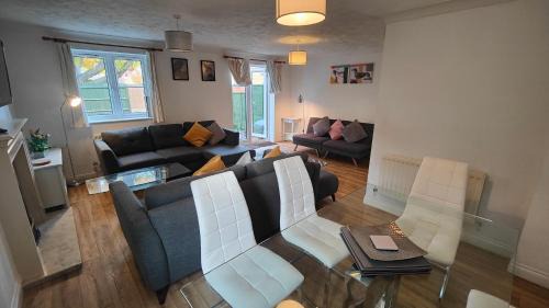 Eastleigh House | CEDAR HOUSE - Spacious 4Bedroom House 2Bath Kitchen SmartTV Lounge Garden Wifi FreeParking