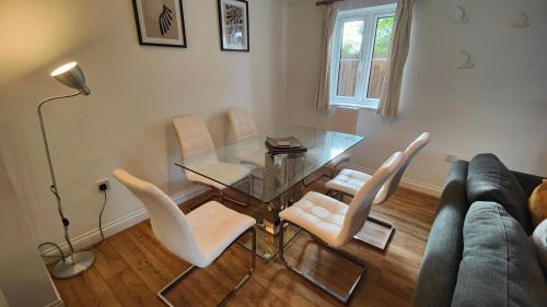 Eastleigh House | CEDAR HOUSE - Spacious 4Bedroom House 2Bath Kitchen SmartTV Lounge Garden Wifi FreeParking