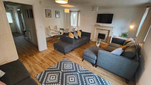 Eastleigh House | CEDAR HOUSE - Spacious 4Bedroom House 2Bath Kitchen SmartTV Lounge Garden Wifi FreeParking