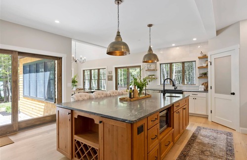 Raymond House | Cedar Lane Lodge - Luxury Lake House