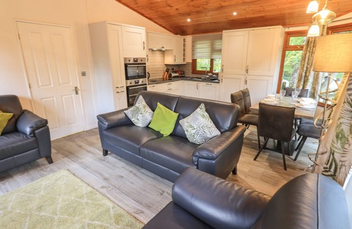 Troutbeck Bridge Cottage | CEDAR LODGE, pet friendly, with hot tub in Windermere
