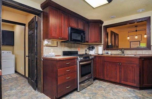 Buena Vista House | Cedar Lodge - private and spacious home - enjoy a cozy fire!