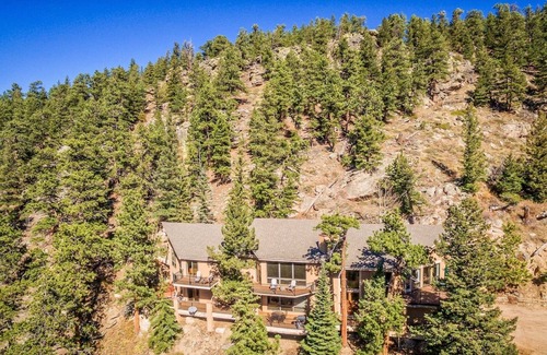 Windcliff Estates House | Cedar Lower Luxury Vacation At Windcliff 2 Bedroom Home by RedAwning