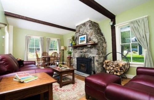 Keene Bed & Breakfast | Cedar Room - Private Bath with Queen Bed
