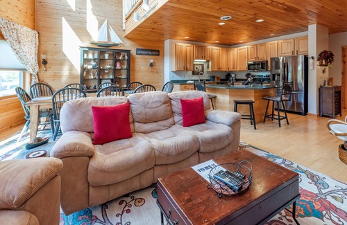 McHenry House | Cedar Shores Villa #15: Lake Access, 2 Fireplaces, Hot Tub!