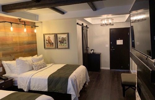 Sandusky Hotel | Cedar Stables Inn & Suites