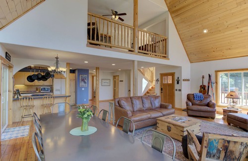 Sagle Cabin | Cedar View Lodge- Scenic Sandpoint area mountain home, in secluded location.