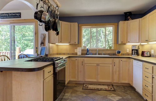 Sagle Cabin | Cedar View Lodge- Scenic Sandpoint area mountain home, in secluded location.