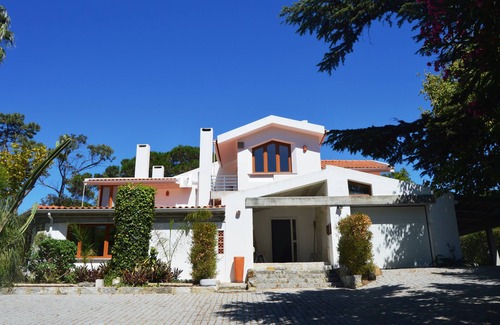 Costa de Caparica Villa | Cedars Guest House - beach & Lisbon