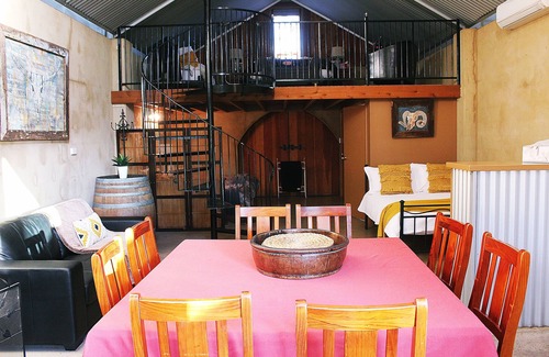 Dubbo Hotel | Cellar Guesthouse - Outback Cellar Dubbo